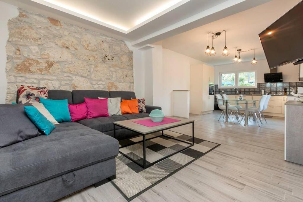 Predivan Novouredeni Apartman U Blizini Mora Banjole Exteriér fotografie