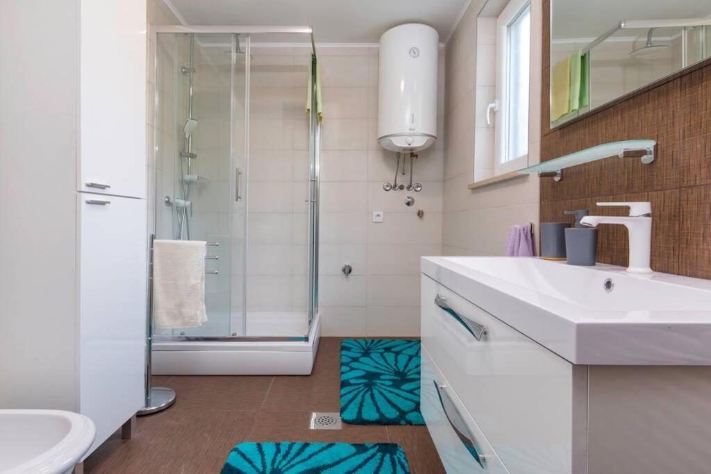 Predivan Novouredeni Apartman U Blizini Mora Banjole Exteriér fotografie