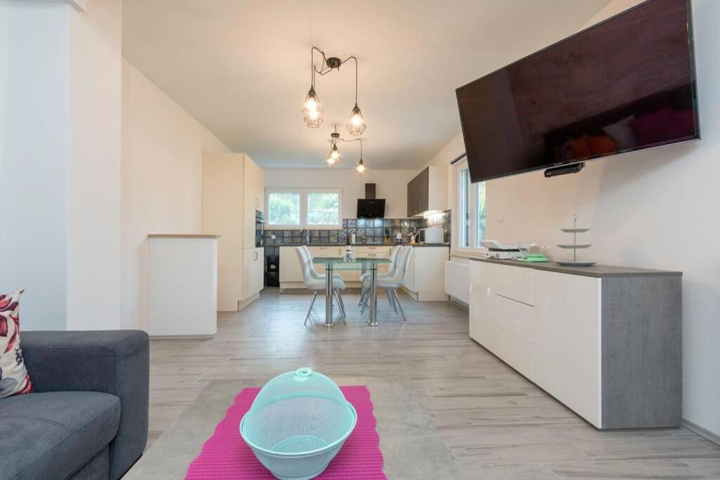 Predivan Novouredeni Apartman U Blizini Mora Banjole Exteriér fotografie