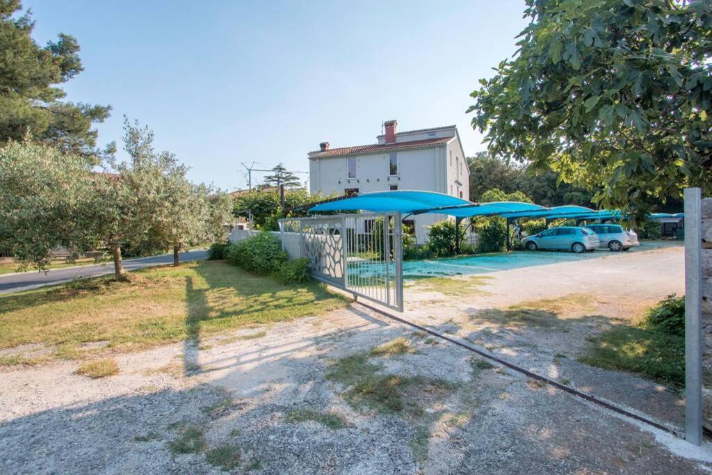 Predivan Novouredeni Apartman U Blizini Mora Banjole Exteriér fotografie