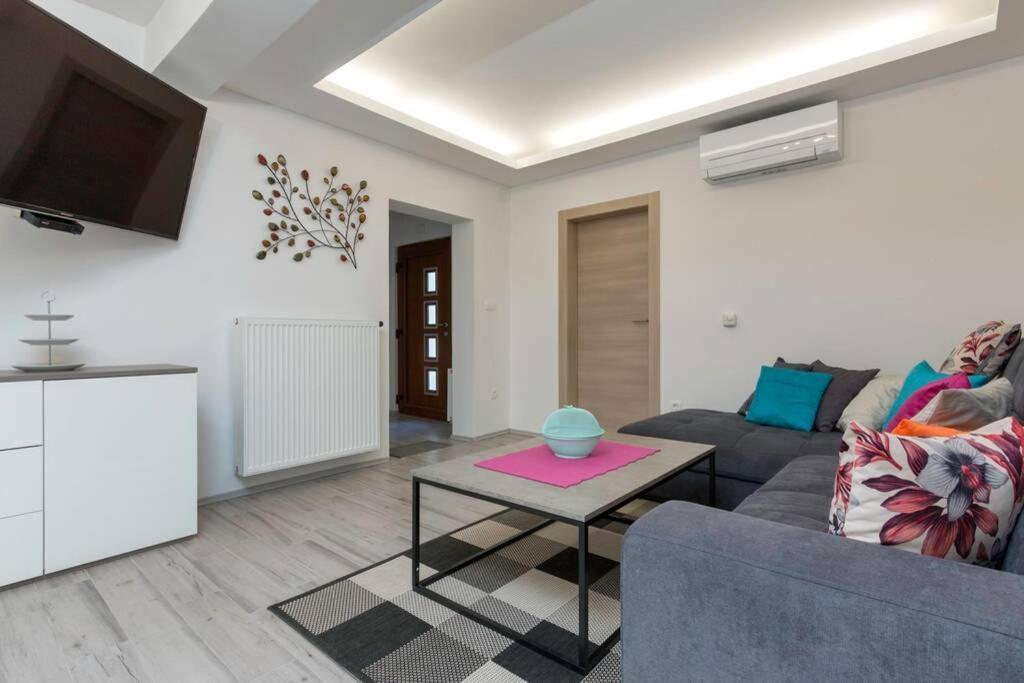 Predivan Novouredeni Apartman U Blizini Mora Banjole Exteriér fotografie