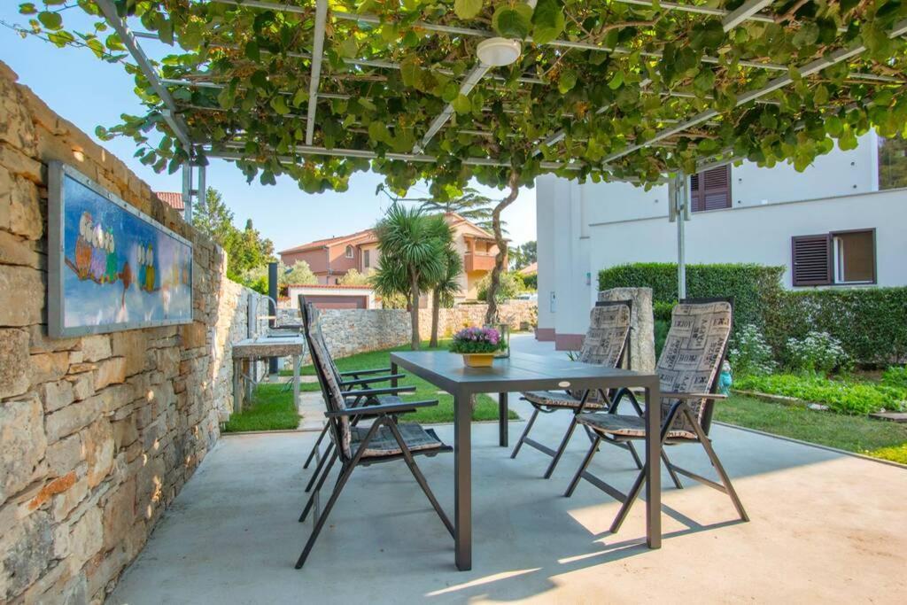 Predivan Novouredeni Apartman U Blizini Mora Banjole Exteriér fotografie